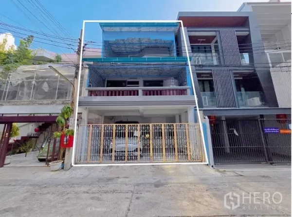 สำนักงานที่บ้าน ให้เช่าในSathon, Bangkok - ด้านหน้าตึกโฮมออฟฟิศ 3 ชั้นในสาทร มีกันสาดสีน้ำเงิน ระเบียง และรั้วเหล็กปิดมิดชิด