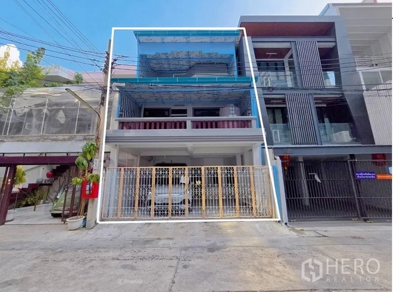 สำนักงานที่บ้าน ให้เช่าในSathon, Bangkok - ด้านหน้าตึกโฮมออฟฟิศ 3 ชั้นในสาทร มีกันสาดสีน้ำเงิน ระเบียง และรั้วเหล็กปิดมิดชิด