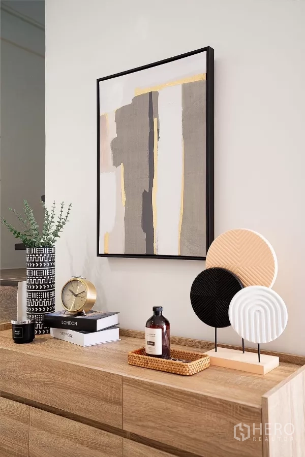 บ้าน ให้เช่าในHuai Khwang, Bangkok - ภาพระยะใกล้ของตู้คอนโซลตกแต่งด้วยกรอบรูป หนังสือ และแจกัน