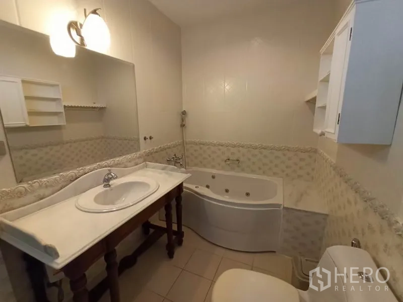 独立式住宅 出租在Mueang Samut Prakan, Samut Prakan - 卫浴含台盆柜、按摩浴缸与浅色瓷砖。