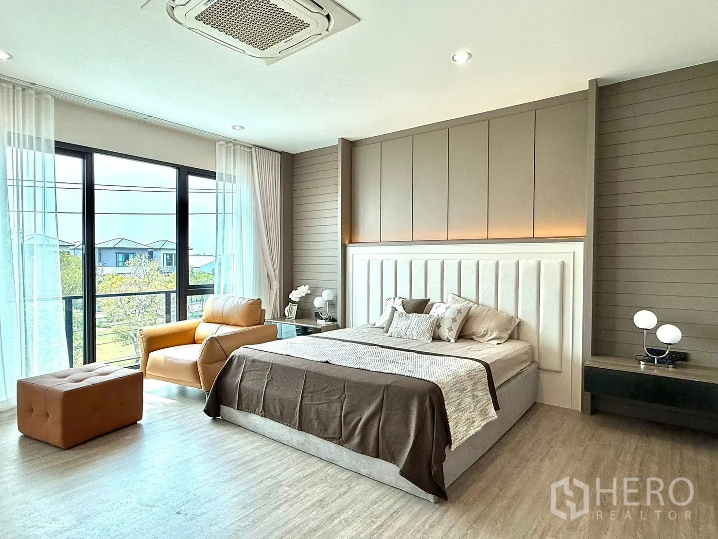 บ้านแฝด for rent in Bang Phli, Samut Prakan - มุมมองห้องนอนใหญ่ ผนังหัวเตียงตกแต่งและหน้าต่างพาโนรามา