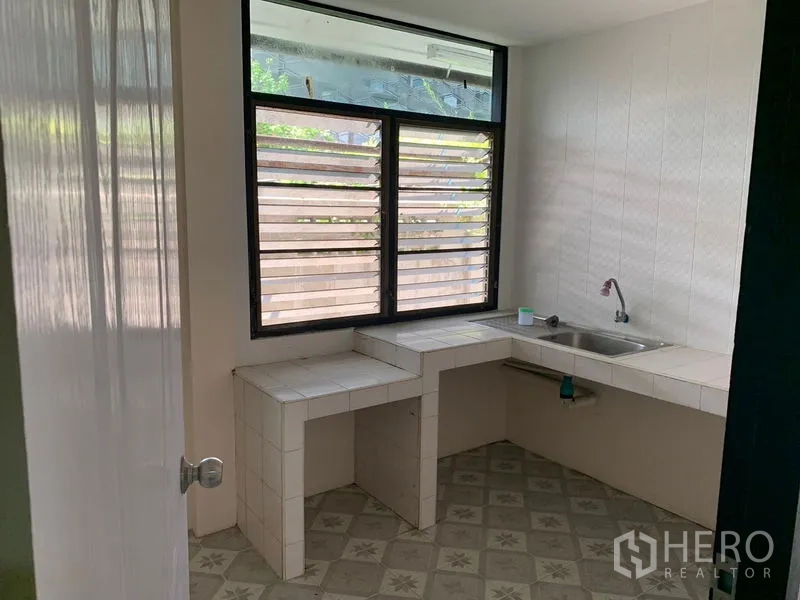 บ้าน ให้เช่าในKhlong Toei, Bangkok - ครัวไทยเคาน์เตอร์กระเบื้อง ซิงก์เดี่ยว หน้าต่างบานเกล็ด
