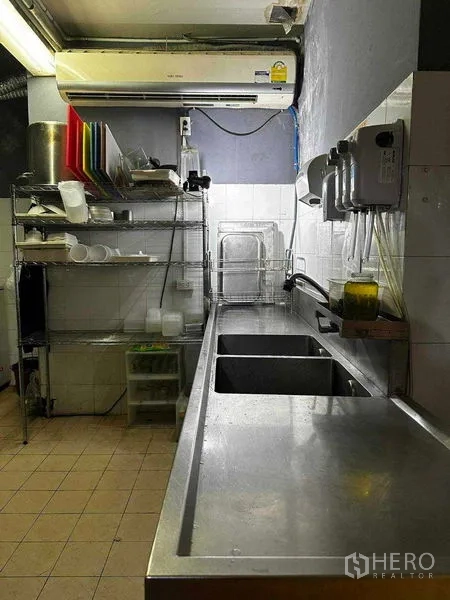 พื้นที่ขายปลีก ให้เช่าในWatthana, Bangkok - โต๊ะสเตนเลสยาวและอ่างล้างจานในครัวปูกระเบื้อง