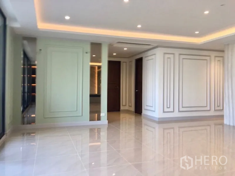 คอนโด ให้เช่า - ห้องโล่งสว่าง พื้นกระเบื้องเงา ไฟดาวน์ไลท์ และผนังตีบัว