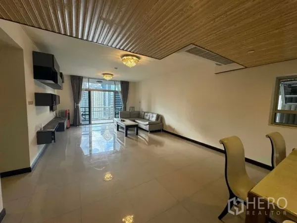 คอนโด ให้เช่าในPathum Wan, Bangkok - มุมมองกว้างของห้องนั่งเล่นและรับประทานอาหาร เชื่อมสู่ระเบียงวิวสกายไลน์