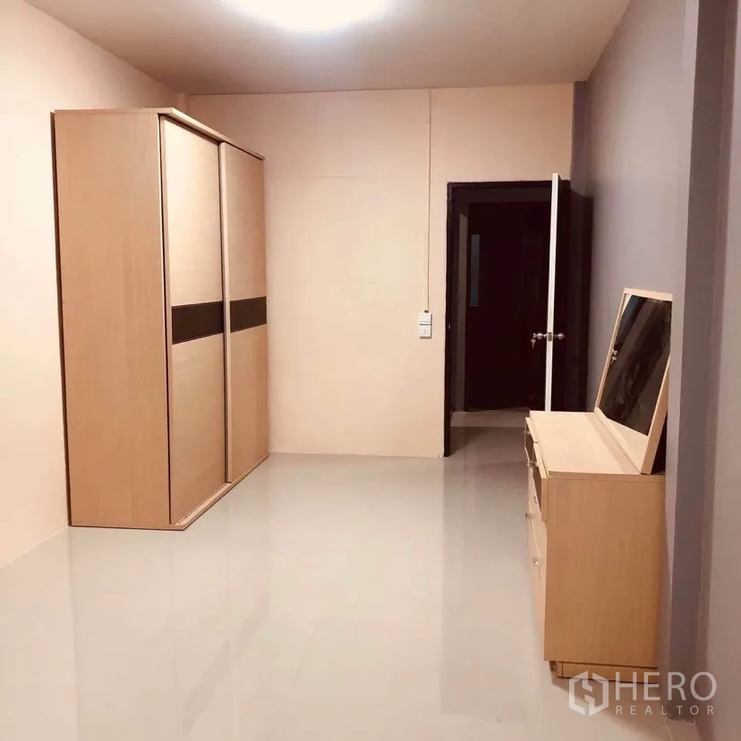 联排别墅 出租或出售在Huai Khwang, Bangkok - 明亮卧室，亮面地砖，大衣柜与梳妆台。