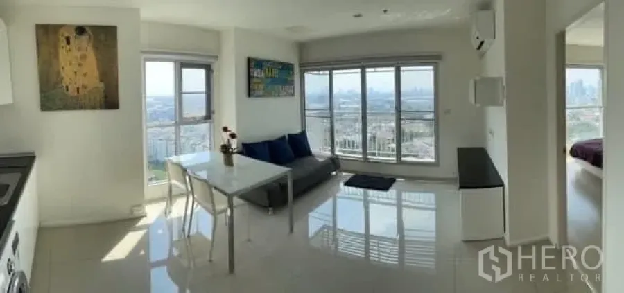 คอนโด ขายในKhlong Toei, Bangkok - พื้นที่นั่งเล่น ครัว และรับประทานอาหารแบบเปิดโล่ง วิวเมืองกว้าง