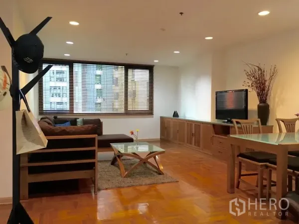 คอนโด ให้เช่าในPathum Wan, Bangkok - ห้องนั่งเล่นและรับประทานอาหารแบบเปิดโล่ง พื้นปาร์เกต์ โซฟา ตัวโต๊ะกระจก และหน้าต่างบานกว้างวิวเมือง