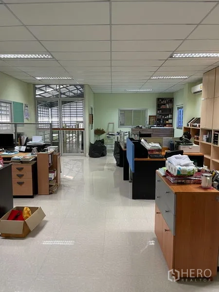 货栈 出租在Khan Na Yao, Bangkok - 楼上开放式办公室，配置办公桌、储物柜与空调。