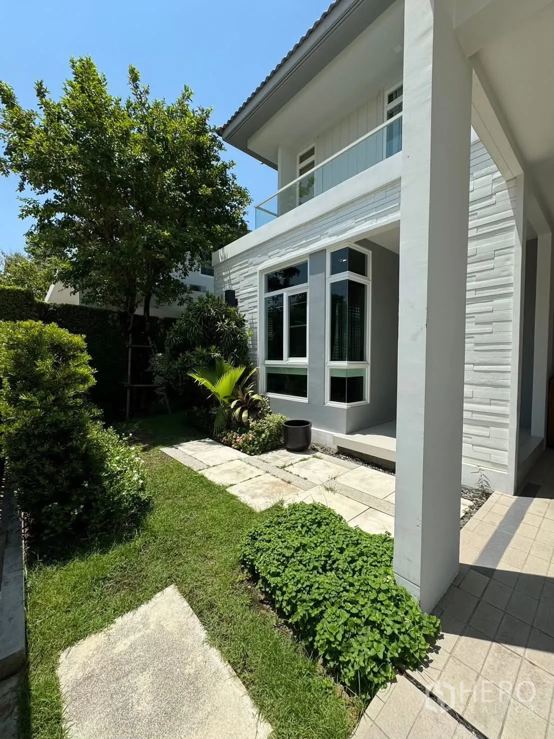 独栋房屋 for rent in Prawet, Bangkok - 两层住宅正立面，带车棚与阳台。