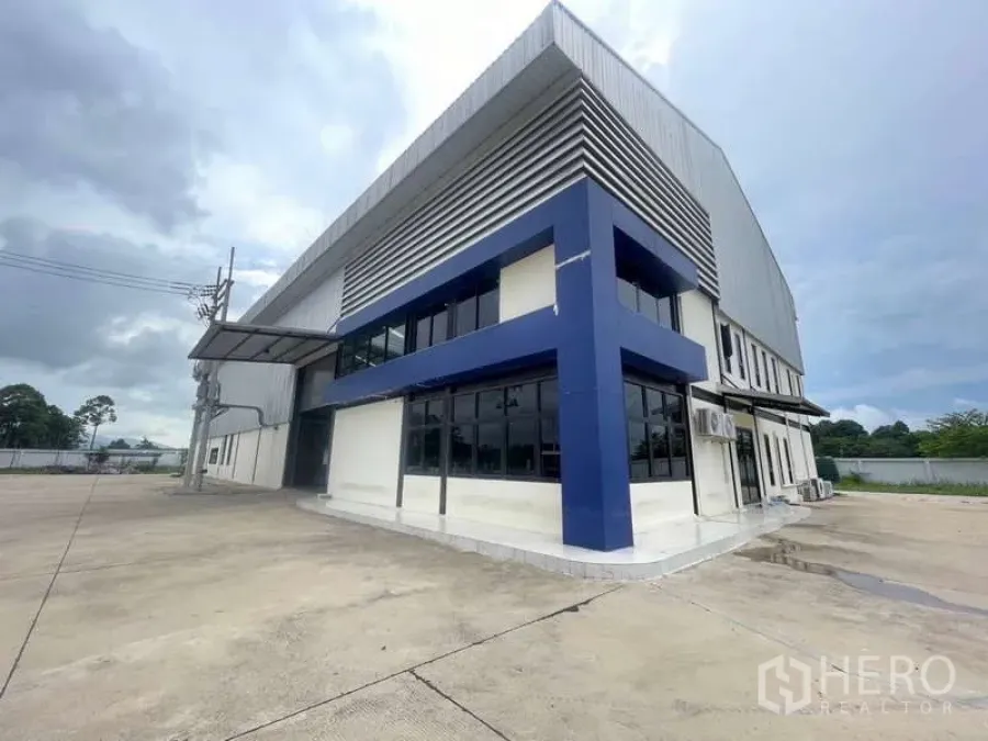 工厂 出售在Si Racha, Chon Buri - 钢板外墙工厂转角，玻璃幕办公室与大面积硬地场。