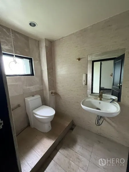 店屋 出租在Watthana, Bangkok - 浅色瓷砖浴室，坐便器、洗手盆与小窗。