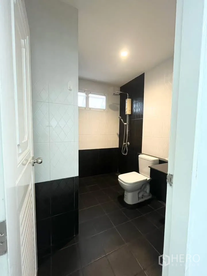 Home Office for rent in Bueng Kum, Bangkok - Clean bathroom with black-and-white tiles, shower and toilet