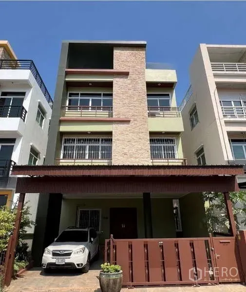 สำนักงานที่บ้าน ให้เช่าหรือขายในMin Buri, Bangkok - อาคารโฮมออฟฟิศสูง 3 ชั้น หน้าตาอิฐเปลือย มีระเบียงและที่จอดรถในร่มหลังประตูรั้วเหล็ก