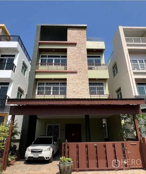 สำนักงานที่บ้าน ให้เช่าหรือขายในMin Buri, Bangkok - อาคารโฮมออฟฟิศสูง 3 ชั้น หน้าตาอิฐเปลือย มีระเบียงและที่จอดรถในร่มหลังประตูรั้วเหล็ก