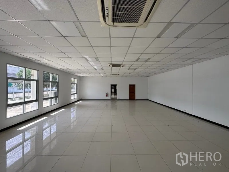 工厂 出租在Bang Sao Thong, Samut Prakan - 明亮办公室，瓷砖地、吊顶和大面积采光窗