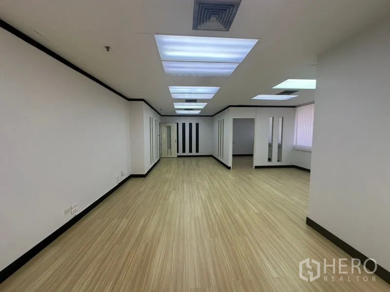สำนักงาน ให้เช่าในYan Nawa, Bangkok - พื้นที่ทำงานยาวต่อเนื่อง ไฟเพดานแบบแผง พื้นลามิเนต และทางเข้าห้องส่วนตัวหลายจุด