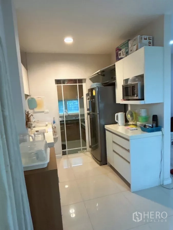 บ้าน ขายในBang Kapi, Bangkok - โถงครัวและแพนทรีอีกส่วน มีตู้ขาวและตู้เย็น