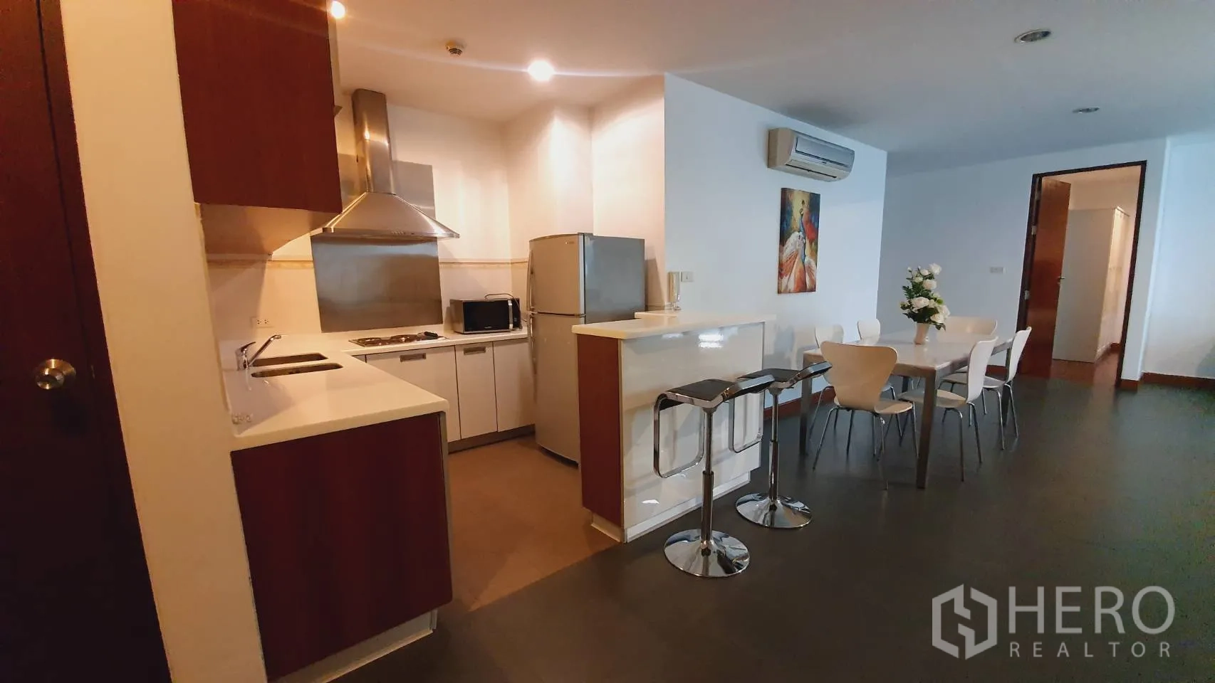 คอนโด ให้เช่าในKhlong Toei, Bangkok - ครัวขนาดกะทัดรัดพร้อมเครื่องดูดควัน ตู้เย็น ไมโครเวฟ และเคาน์เตอร์บาร์