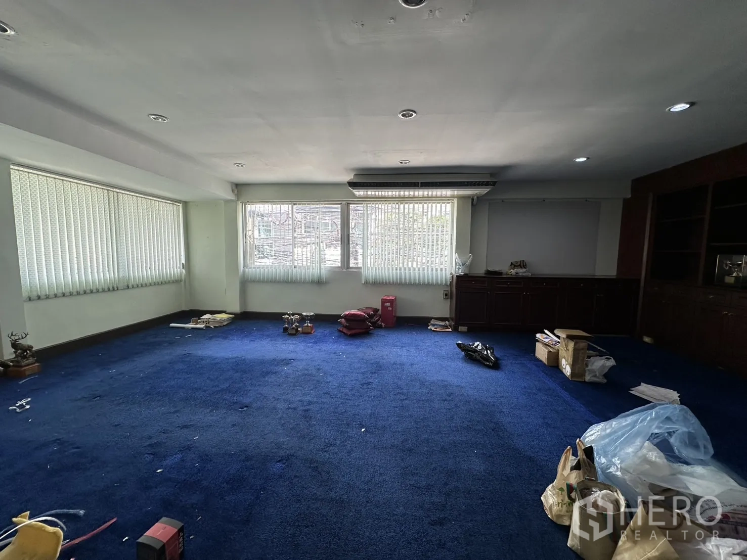 零售空间 出租在Watthana, Bangkok - 蓝色地毯房的另一角度，自然采光充足。