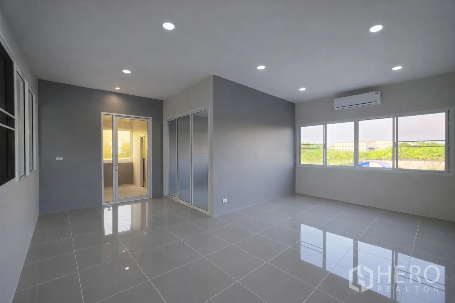 Warehouse for rent in Bang Kapi, Bangkok - Bright office room with tiled floor, recessed lighting, air conditioner and large windows.