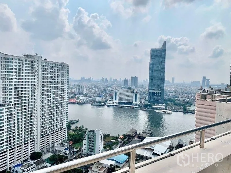 公寓 出租在Khlong San, Bangkok - 阳台远眺湄南河与两岸高楼的城市景观。