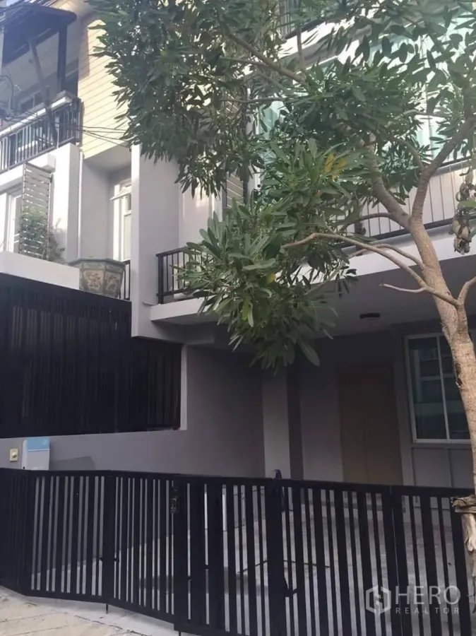 ทาวน์เฮาส์ ให้เช่าหรือขายในLat Phrao, Bangkok - ภายนอกทาวน์เฮ้าส์สูง 3 ชั้น มีระเบียงและรั้วเหล็กสีดำ