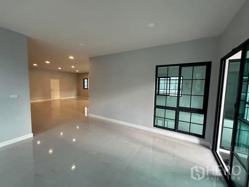 Detached House for rent or sale in Bang Phli, Samut Prakan - Glass-enclosed multipurpose room with sliding doors and views to the surrounding garden.