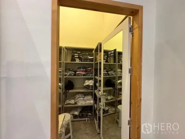 พื้นที่ขายปลีก ให้เช่าในPhra Khanong, Bangkok - ห้องเก็บสต๊อกหรือห้องลองขนาดกะทัดรัด มีชั้นเหล็กและประตูกระจกเงา จัดเก็บสินค้าเป็นระเบียบ