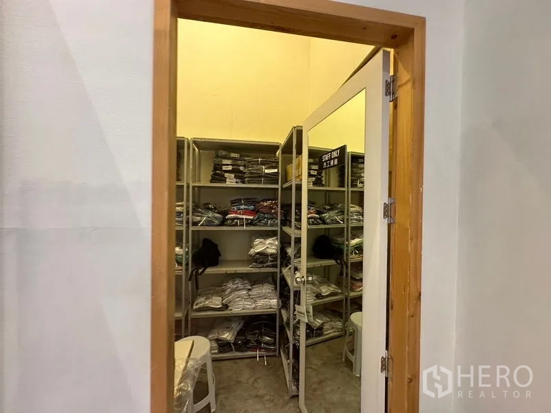 พื้นที่ขายปลีก ให้เช่าในPhra Khanong, Bangkok - ห้องเก็บสต๊อกหรือห้องลองขนาดกะทัดรัด มีชั้นเหล็กและประตูกระจกเงา จัดเก็บสินค้าเป็นระเบียบ