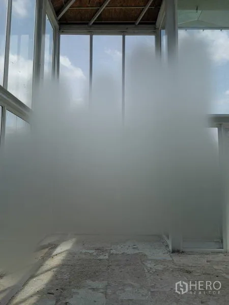 零售空间 出租在Watthana, Bangkok - 玻璃走廊与天窗屋顶，磨砂面板透光。