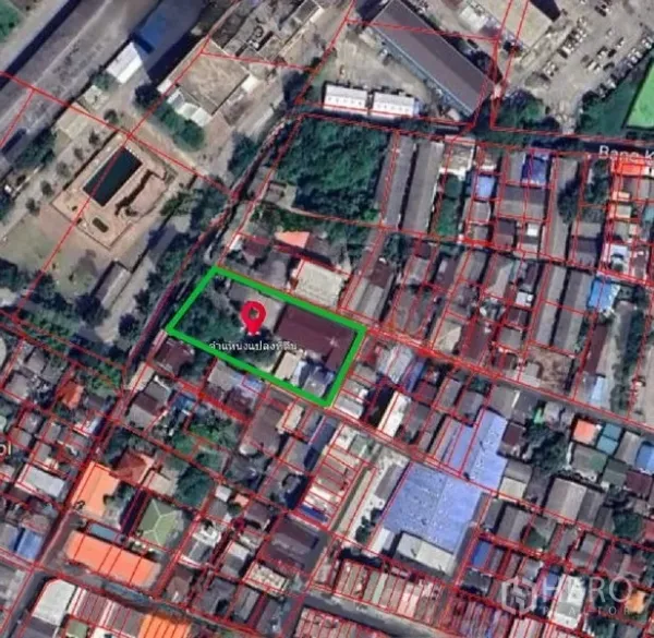 ที่ดิน ขายในDusit, Bangkok - ภาพถ่ายดาวเทียมแสดงแปลงที่ดินทรงสี่เหลี่ยม ขอบสีเขียว ในเขตดุสิต กรุงเทพฯ รายล้อมด้วยชุมชนเมือง ใกล้คลอง