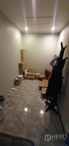 店屋 出租在Khlong Toei, Bangkok - 狭长储物间，摆放纸箱与衣帽架，亮面地面