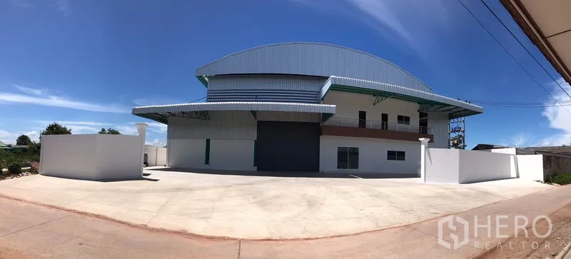 工厂 出租或出售在Mueang Samut Sakhon, Samut Sakhon - 厂房前大型硬地，适合停车和集装箱调头。