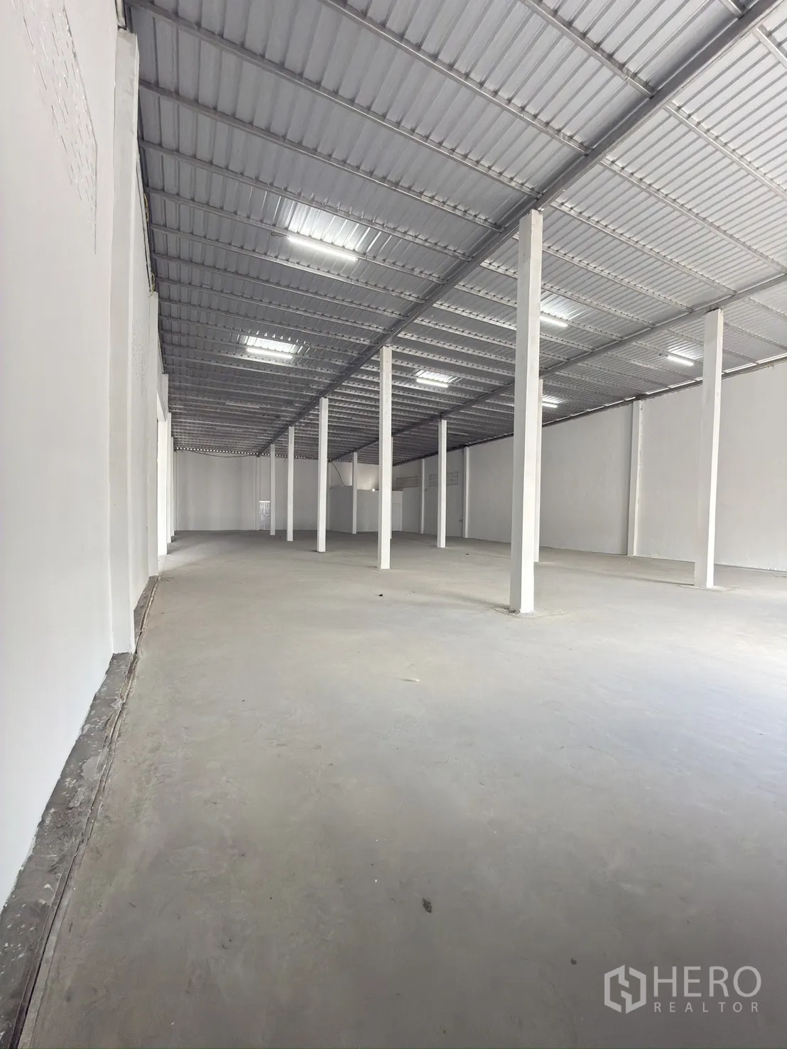 โกดัง for rent in Thawi Watthana, Bangkok - ทางเดินยาวภายในโกดังพร้อมไฟส่องสว่างและช่องลมระบายอากาศ