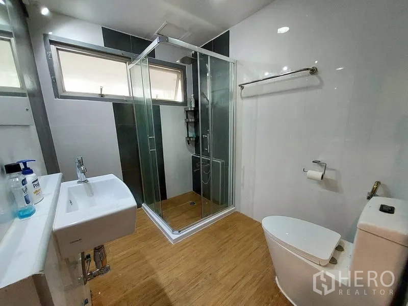 公寓 出租或出售在Khlong Toei, Bangkok - 现代浴室，玻璃淋浴房、窗户与白色洁具