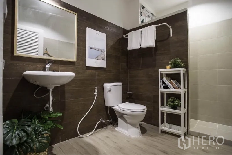 ทาวน์เฮาส์ ให้เช่าในKhlong Toei, Bangkok - ห้องน้ำผนังโทนเข้ม อ่างล้างหน้า โถสุขภัณฑ์ กระจก และโซนอาบน้ำ