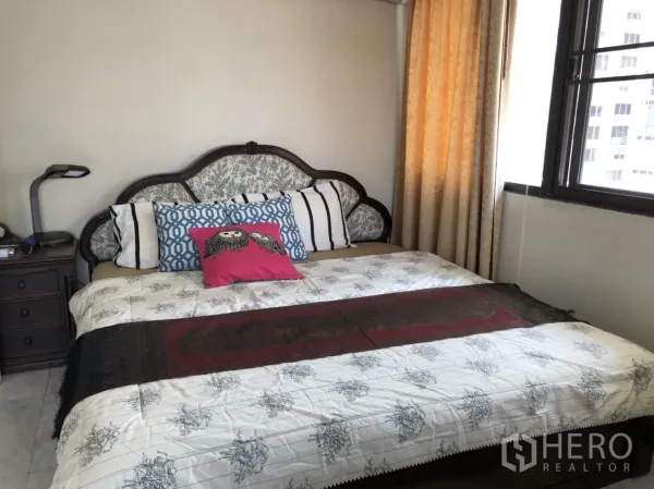 公寓 出租在Pathum Wan, Bangkok - 主卧配大床与花纹床头板，床头柜，窗户采光充足。