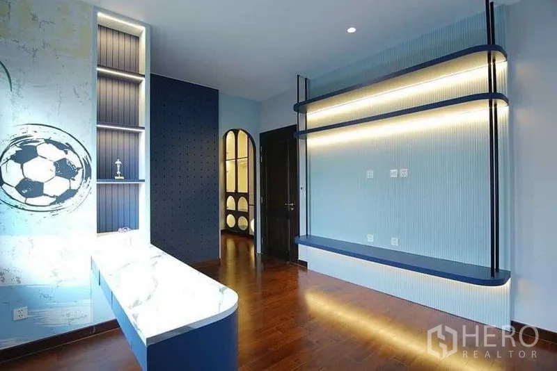 บ้าน ขายในLat Krabang, Bangkok - ห้องทำงาน/ห้องเด็กธีมสีน้ำเงินพร้อมชั้นวางไฟส่อง