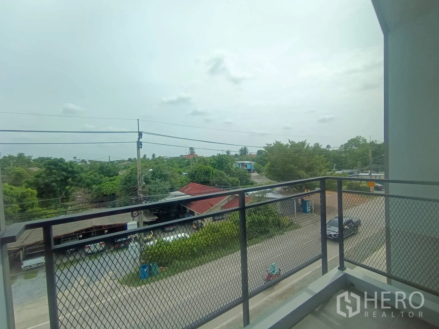 สำนักงานที่บ้าน ขายในBang Yai, Nonthaburi - วิวจากระเบียง เห็นถนนและพื้นที่สีเขียวรอบโครงการ