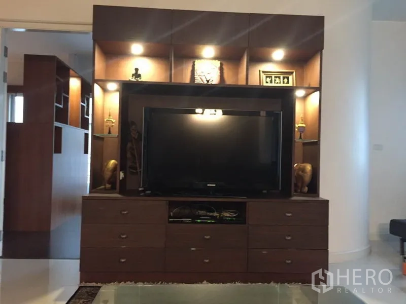 คอนโด ให้เช่าในBang Kapi, Bangkok - ชั้นวางทีวีบิลท์อินพร้อมชั้นโชว์มีไฟส่องและทีวีขนาดใหญ่