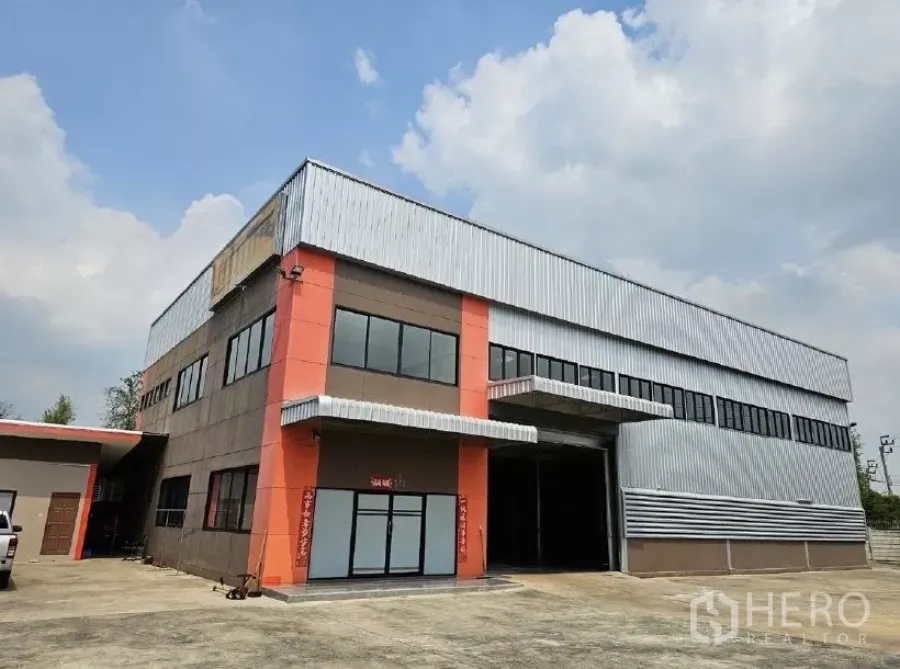 货栈 出租或出售在Lak Si, Bangkok - 两层仓库外观，带办公区与装卸雨棚