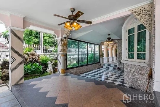 独立式住宅 出租或出售在Bang Khen, Bangkok - 覆盖式露台，吊扇、黑白格地面与花园景观。