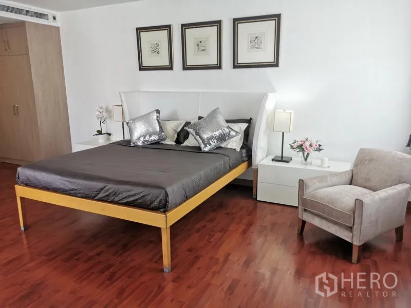 คอนโด ให้เช่าหรือขายในWatthana, Bangkok - ห้องนอนใหญ่ เตียงคิงไซส์ โต๊ะข้าง เก้าอี้พักผ่อน พื้นไม้