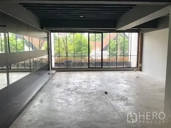 สำนักงานที่บ้าน ให้เช่าในWatthana, Bangkok - พื้นที่เปิดโล่ง พื้นคอนกรีต หน้าต่างกรอบเหล็กแบบเต็มผนัง และผนังกระจกเงา.