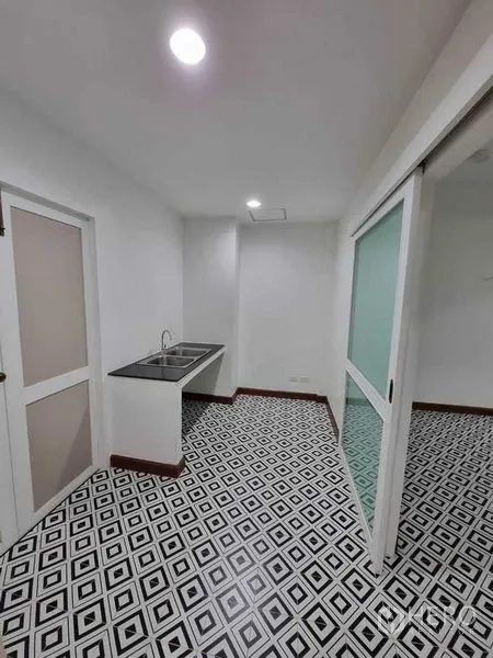 อาคารพาณิชย์ ให้เช่าในBang Rak, Bangkok - พื้นที่บริการพร้อมอ่างล้างจาน พื้นกระเบื้องลาย และประตูกระจกฝ้าแบบเลื่อน