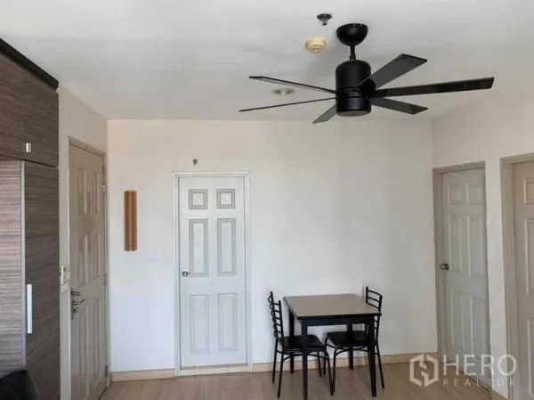 公寓 出租在Bang Rak, Bangkok - 用餐角落，小桌椅、吊扇与多扇室内门。