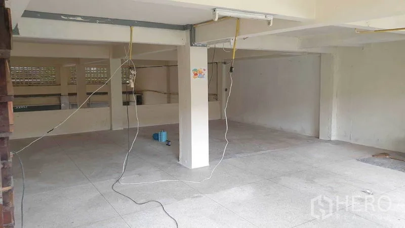 อาคารพาณิชย์ ให้เช่าในPhra Khanong, Bangkok - พื้นที่ทำงานชั้นลอย พื้นกระเบื้อง เดินสายไฟให้เห็นชัด