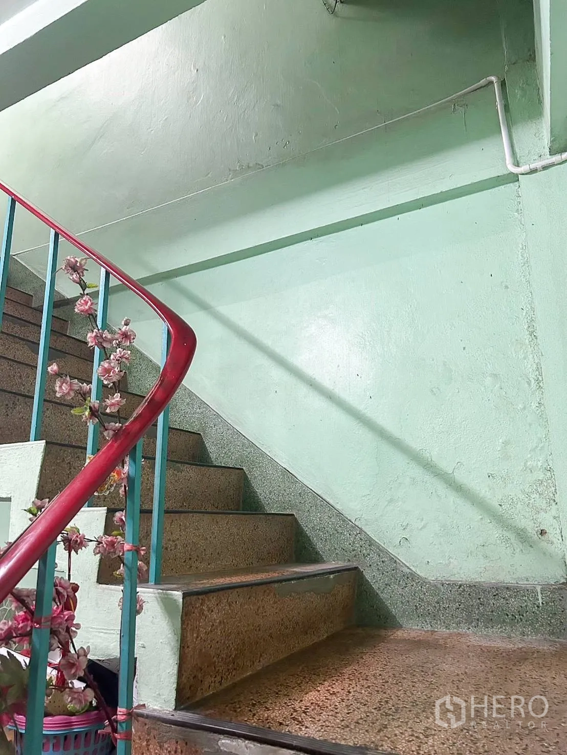 อาคารพาณิชย์ ให้เช่าหรือขายในWatthana, Bangkok - บันไดในอาคาร ราวสีแดง ผนังสีเขียวมิ้นท์