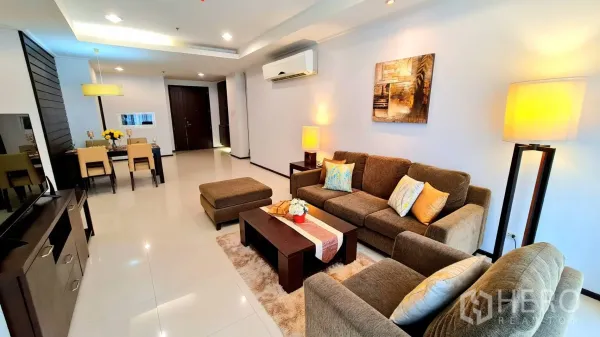 อพาร์ทเมนท์ ให้เช่าในWatthana, Bangkok - พื้นที่นั่งเล่นและรับประทานอาหารแบบโอเพ่นสเปซ ปูพื้นกระเบื้อง พร้อมโซฟาและแอร์ติดผนัง